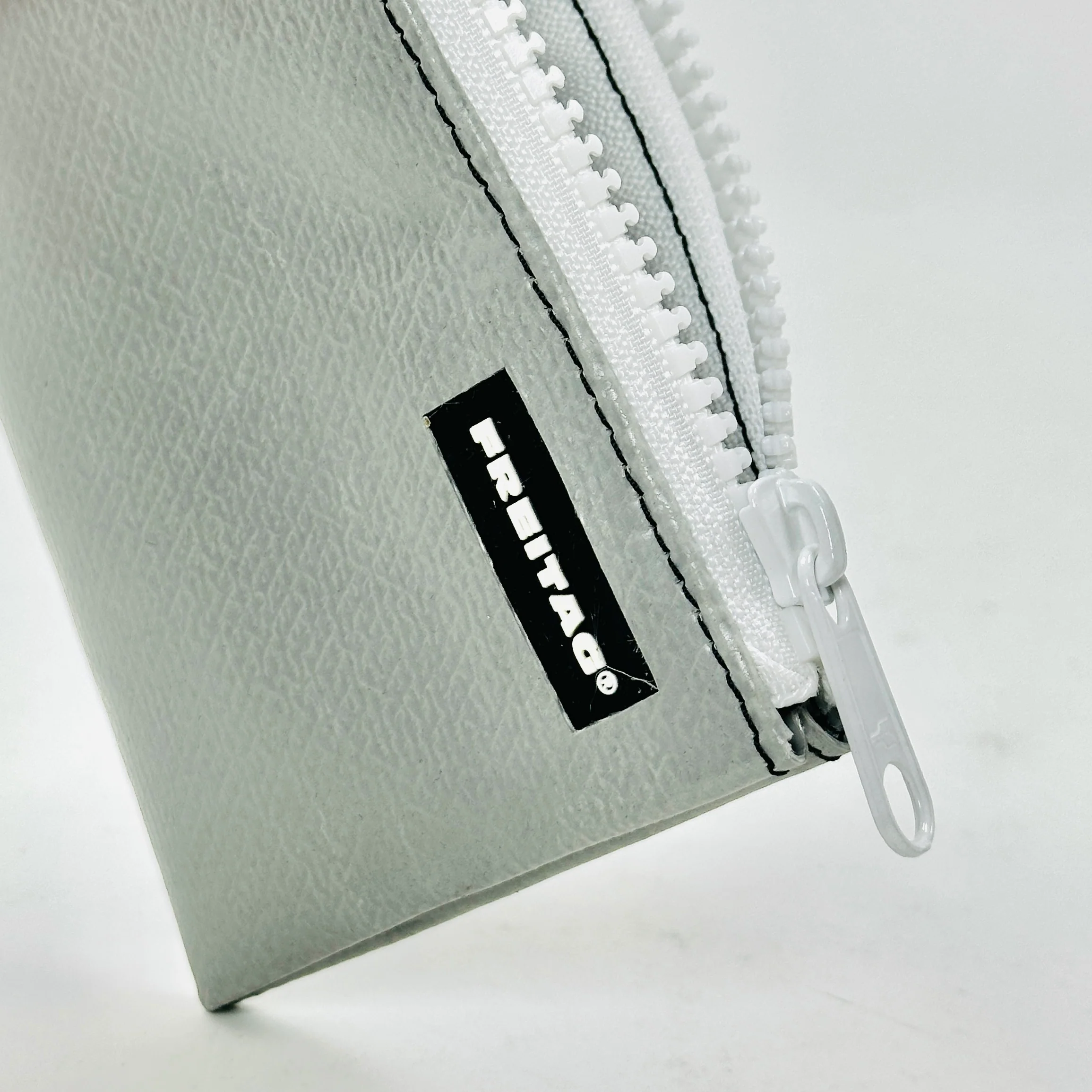 FREITAG F05 - Blair - Silver with White Zip - Image 3