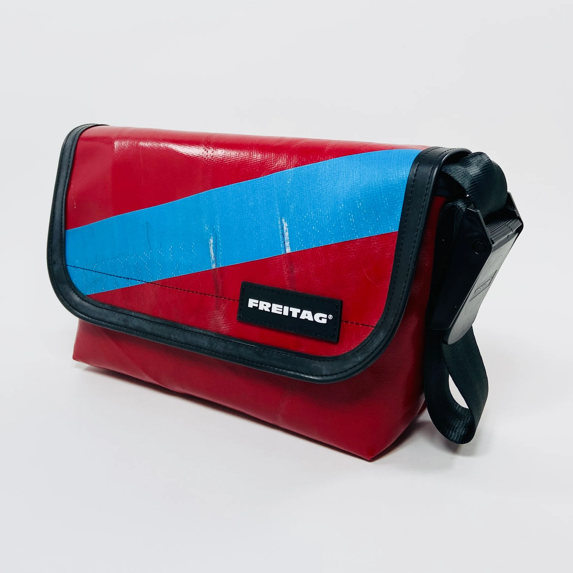 FREITAG F41 - Hawaii Five-0 - Red with Blue - Image 3