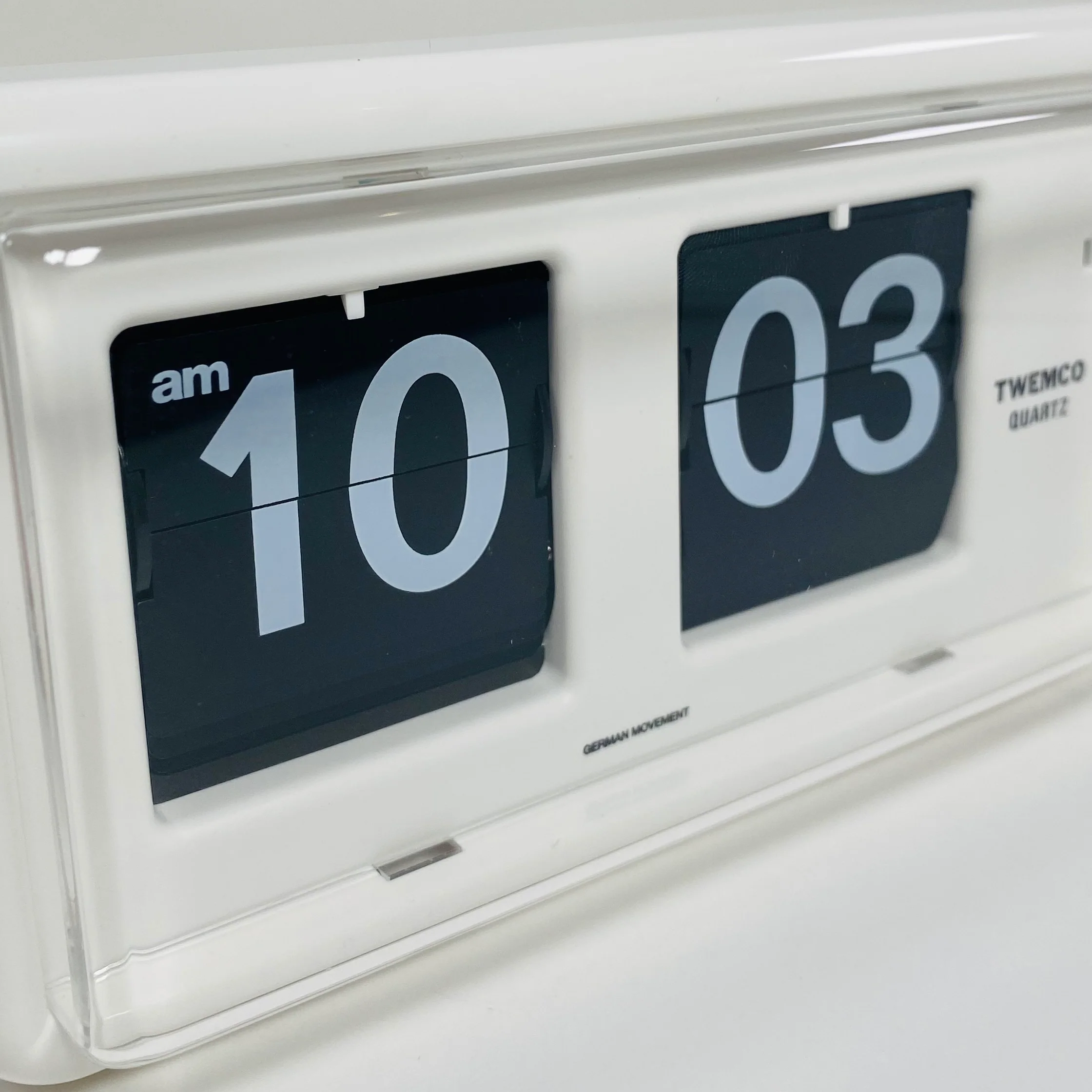 TWEMCO Flip Clock QT-30 White - Image 3