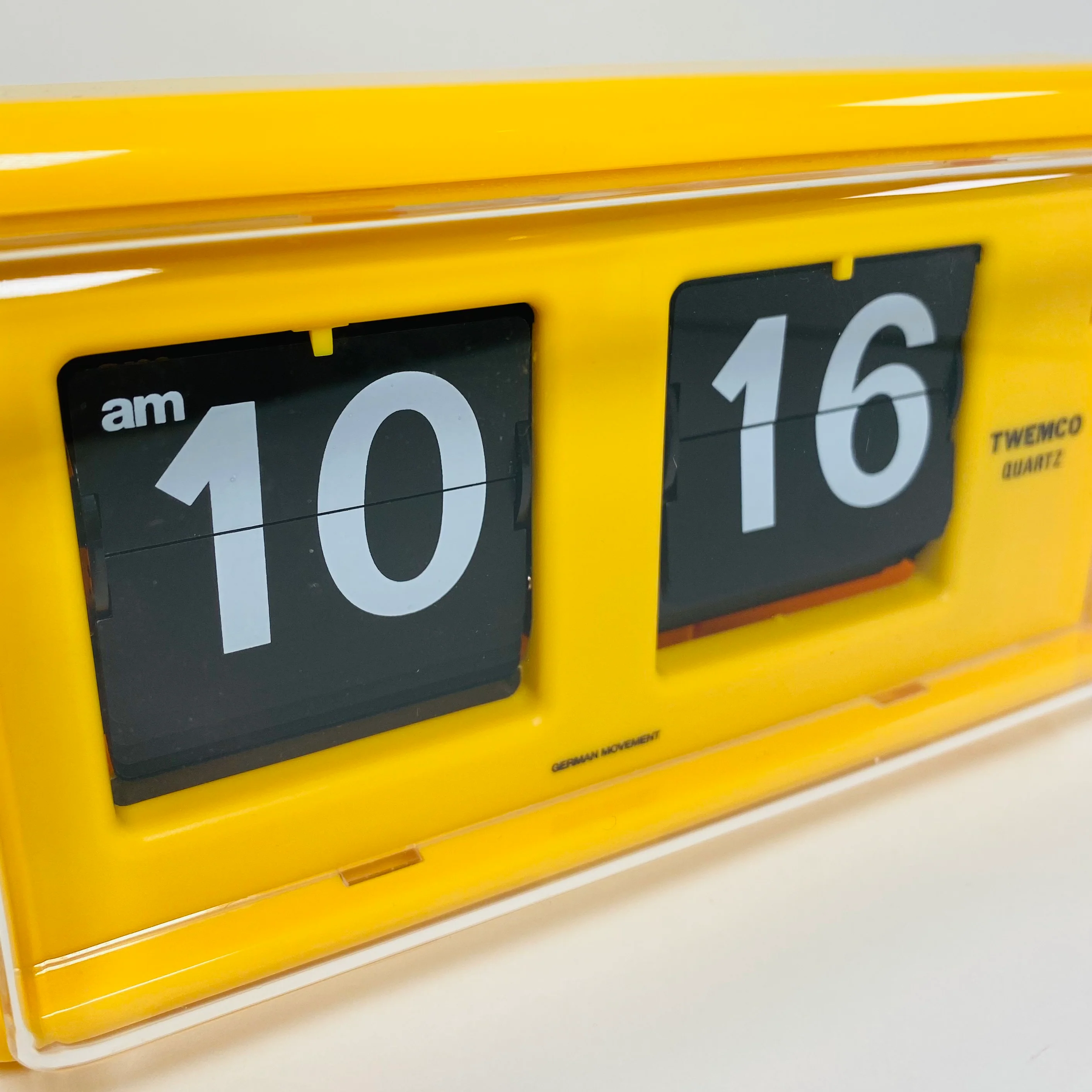 TWEMCO Flip Clock QT-30 Yellow - Image 3
